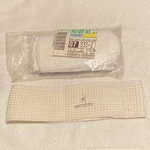 New Artistry Brand Make Up brushes - Picture 3 of 15